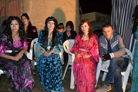 Hakkari'nin Yüksekova ilçesinde 22-23-10.2011 Ekim Dünya evine giren bazı çiftlerimizi sizler için sayfamıza taşıdık. Yüksekova Güncel ailesi olarak tüm çiftlerimize mutluluklar dileriz.