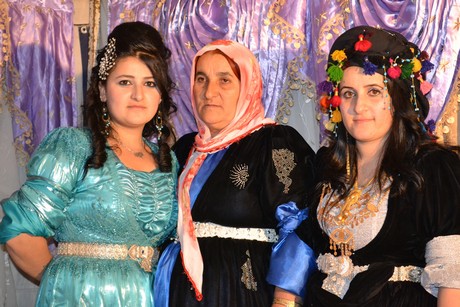 Hakkari'nin Yüksekova ilçesinde 22-23-10.2011 Ekim Dünya evine giren bazı çiftlerimizi sizler için sayfamıza taşıdık. Yüksekova Güncel ailesi olarak tüm çiftlerimize mutluluklar dileriz.