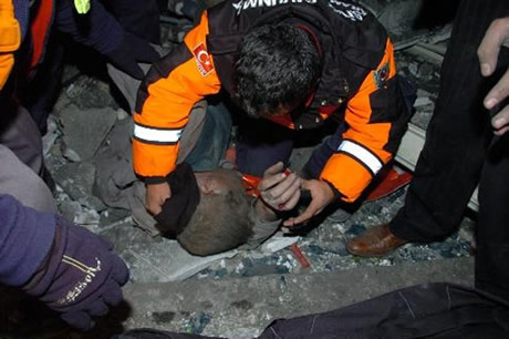 Merkez üssü Van'ın Edremit ilçesi olan 5.6 büyüklüğünde bir deprem meydana geldi. Depremde 5 katlı bir otel yıkıldı.