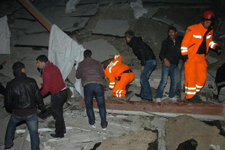 Merkez üssü Van'ın Edremit ilçesi olan 5.6 büyüklüğünde bir deprem meydana geldi. Depremde 5 katlı bir otel yıkıldı.