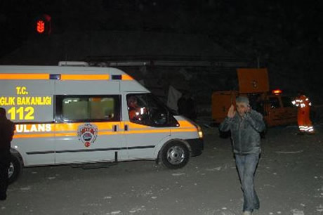 Merkez üssü Van'ın Edremit ilçesi olan 5.6 büyüklüğünde bir deprem meydana geldi. Depremde 5 katlı bir otel yıkıldı.