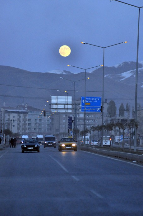 Hakkarinin Yüksekova ilçesinde Ayın Doğuşu ve Güneşin batışı aynı anda gerçekleşince ortaya şahane bir görüntü çıktı.  Dağın zirvesinde doğan dolunayın doğuşu Yüksekovada vatandaşlar keyifle izleme fırsatı buldu. YAŞAR KAPLAN'IN Objektifinden o kareler