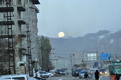 Hakkarinin Yüksekova ilçesinde Ayın Doğuşu ve Güneşin batışı aynı anda gerçekleşince ortaya şahane bir görüntü çıktı.  Dağın zirvesinde doğan dolunayın doğuşu Yüksekovada vatandaşlar keyifle izleme fırsatı buldu. YAŞAR KAPLAN'IN Objektifinden o kareler