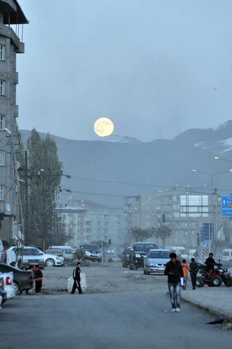 Hakkarinin Yüksekova ilçesinde Ayın Doğuşu ve Güneşin batışı aynı anda gerçekleşince ortaya şahane bir görüntü çıktı.  Dağın zirvesinde doğan dolunayın doğuşu Yüksekovada vatandaşlar keyifle izleme fırsatı buldu. YAŞAR KAPLAN'IN Objektifinden o kareler