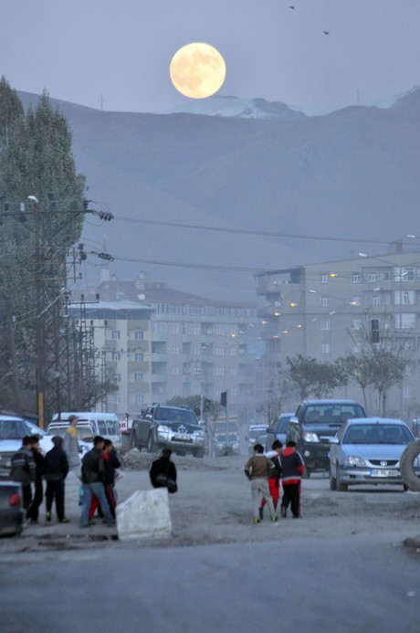 Hakkarinin Yüksekova ilçesinde Ayın Doğuşu ve Güneşin batışı aynı anda gerçekleşince ortaya şahane bir görüntü çıktı.  Dağın zirvesinde doğan dolunayın doğuşu Yüksekovada vatandaşlar keyifle izleme fırsatı buldu. YAŞAR KAPLAN'IN Objektifinden o kareler