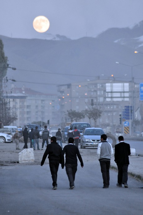 Hakkarinin Yüksekova ilçesinde Ayın Doğuşu ve Güneşin batışı aynı anda gerçekleşince ortaya şahane bir görüntü çıktı.  Dağın zirvesinde doğan dolunayın doğuşu Yüksekovada vatandaşlar keyifle izleme fırsatı buldu. YAŞAR KAPLAN'IN Objektifinden o kareler