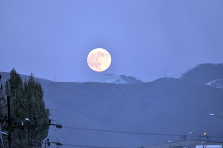 Hakkarinin Yüksekova ilçesinde Ayın Doğuşu ve Güneşin batışı aynı anda gerçekleşince ortaya şahane bir görüntü çıktı.  Dağın zirvesinde doğan dolunayın doğuşu Yüksekovada vatandaşlar keyifle izleme fırsatı buldu. YAŞAR KAPLAN'IN Objektifinden o kareler