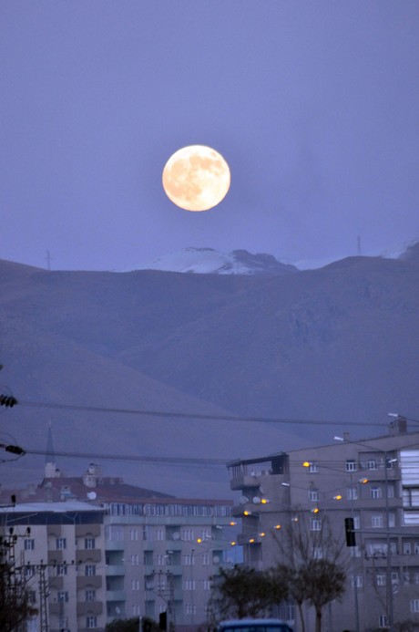 Hakkarinin Yüksekova ilçesinde Ayın Doğuşu ve Güneşin batışı aynı anda gerçekleşince ortaya şahane bir görüntü çıktı.  Dağın zirvesinde doğan dolunayın doğuşu Yüksekovada vatandaşlar keyifle izleme fırsatı buldu. YAŞAR KAPLAN'IN Objektifinden o kareler
