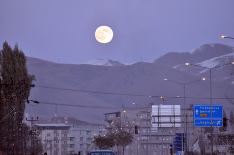 Hakkarinin Yüksekova ilçesinde Ayın Doğuşu ve Güneşin batışı aynı anda gerçekleşince ortaya şahane bir görüntü çıktı.  Dağın zirvesinde doğan dolunayın doğuşu Yüksekovada vatandaşlar keyifle izleme fırsatı buldu. YAŞAR KAPLAN'IN Objektifinden o kareler