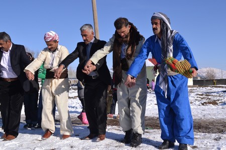 Hakkari'nin Yüksekova ilçesinde 12-13-11.2011 Kasım Dünya evine giren bazı çiftlerimizi sizler için sayfamıza taşıdık. Yüksekova Güncel ailesi olarak tüm çiftlerimize mutluluklar dileriz.
