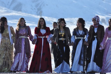 Hakkari'nin Yüksekova ilçesinde 12-13-11.2011 Kasım Dünya evine giren bazı çiftlerimizi sizler için sayfamıza taşıdık. Yüksekova Güncel ailesi olarak tüm çiftlerimize mutluluklar dileriz.