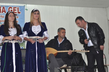 Hakkari'nin Yüksekova ilçesinde 12-13-11.2011 Kasım Dünya evine giren bazı çiftlerimizi sizler için sayfamıza taşıdık. Yüksekova Güncel ailesi olarak tüm çiftlerimize mutluluklar dileriz.