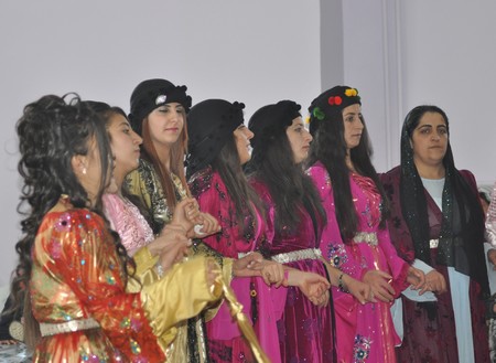 Hakkari'nin Yüksekova ilçesinde 12-13-11.2011 Kasım Dünya evine giren bazı çiftlerimizi sizler için sayfamıza taşıdık. Yüksekova Güncel ailesi olarak tüm çiftlerimize mutluluklar dileriz.