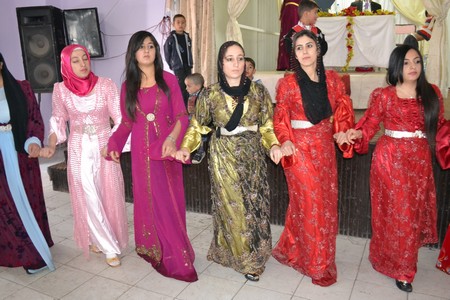 Hakkari'nin Yüksekova ilçesinde 12-13-11.2011 Kasım Dünya evine giren bazı çiftlerimizi sizler için sayfamıza taşıdık. Yüksekova Güncel ailesi olarak tüm çiftlerimize mutluluklar dileriz.