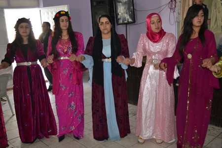 Hakkari'nin Yüksekova ilçesinde 12-13-11.2011 Kasım Dünya evine giren bazı çiftlerimizi sizler için sayfamıza taşıdık. Yüksekova Güncel ailesi olarak tüm çiftlerimize mutluluklar dileriz.