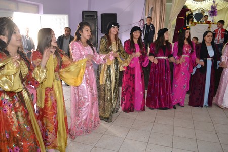 Hakkari'nin Yüksekova ilçesinde 12-13-11.2011 Kasım Dünya evine giren bazı çiftlerimizi sizler için sayfamıza taşıdık. Yüksekova Güncel ailesi olarak tüm çiftlerimize mutluluklar dileriz.