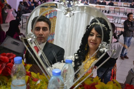 Hakkari'nin Yüksekova ilçesinde 12-13-11.2011 Kasım Dünya evine giren bazı çiftlerimizi sizler için sayfamıza taşıdık. Yüksekova Güncel ailesi olarak tüm çiftlerimize mutluluklar dileriz.