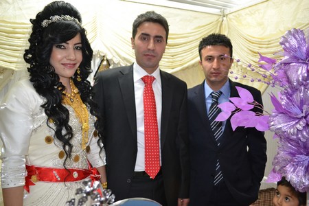 Hakkari'nin Yüksekova ilçesinde 12-13-11.2011 Kasım Dünya evine giren bazı çiftlerimizi sizler için sayfamıza taşıdık. Yüksekova Güncel ailesi olarak tüm çiftlerimize mutluluklar dileriz.