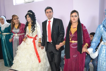 Hakkari'nin Yüksekova ilçesinde 12-13-11.2011 Kasım Dünya evine giren bazı çiftlerimizi sizler için sayfamıza taşıdık. Yüksekova Güncel ailesi olarak tüm çiftlerimize mutluluklar dileriz.