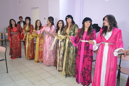 Hakkari'nin Yüksekova ilçesinde 12-13-11.2011 Kasım Dünya evine giren bazı çiftlerimizi sizler için sayfamıza taşıdık. Yüksekova Güncel ailesi olarak tüm çiftlerimize mutluluklar dileriz.