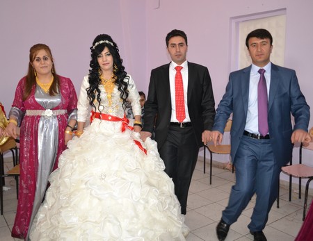 Hakkari'nin Yüksekova ilçesinde 12-13-11.2011 Kasım Dünya evine giren bazı çiftlerimizi sizler için sayfamıza taşıdık. Yüksekova Güncel ailesi olarak tüm çiftlerimize mutluluklar dileriz.