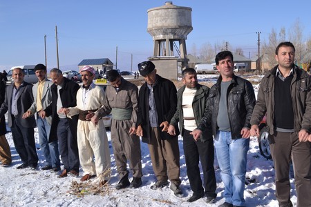 Hakkari'nin Yüksekova ilçesinde 12-13-11.2011 Kasım Dünya evine giren bazı çiftlerimizi sizler için sayfamıza taşıdık. Yüksekova Güncel ailesi olarak tüm çiftlerimize mutluluklar dileriz.