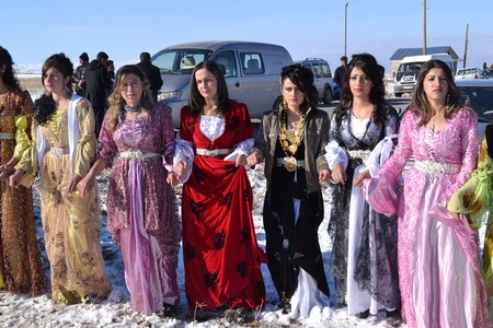 Hakkari'nin Yüksekova ilçesinde 12-13-11.2011 Kasım Dünya evine giren bazı çiftlerimizi sizler için sayfamıza taşıdık. Yüksekova Güncel ailesi olarak tüm çiftlerimize mutluluklar dileriz.
