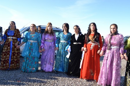 Hakkari'nin Yüksekova ilçesinde 12-13-11.2011 Kasım Dünya evine giren bazı çiftlerimizi sizler için sayfamıza taşıdık. Yüksekova Güncel ailesi olarak tüm çiftlerimize mutluluklar dileriz.