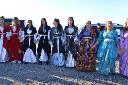 Hakkari'nin Yüksekova ilçesinde 12-13-11.2011 Kasım Dünya evine giren bazı çiftlerimizi sizler için sayfamıza taşıdık. Yüksekova Güncel ailesi olarak tüm çiftlerimize mutluluklar dileriz.