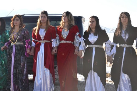Hakkari'nin Yüksekova ilçesinde 12-13-11.2011 Kasım Dünya evine giren bazı çiftlerimizi sizler için sayfamıza taşıdık. Yüksekova Güncel ailesi olarak tüm çiftlerimize mutluluklar dileriz.