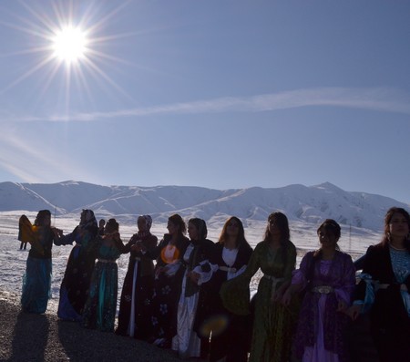 Hakkari'nin Yüksekova ilçesinde 12-13-11.2011 Kasım Dünya evine giren bazı çiftlerimizi sizler için sayfamıza taşıdık. Yüksekova Güncel ailesi olarak tüm çiftlerimize mutluluklar dileriz.