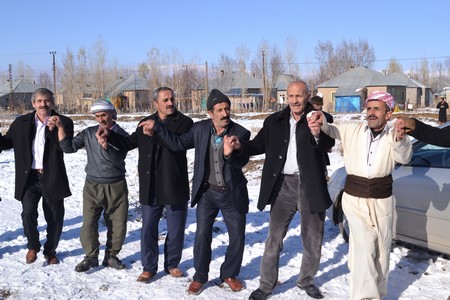 Hakkari'nin Yüksekova ilçesinde 12-13-11.2011 Kasım Dünya evine giren bazı çiftlerimizi sizler için sayfamıza taşıdık. Yüksekova Güncel ailesi olarak tüm çiftlerimize mutluluklar dileriz.