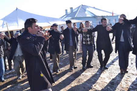Hakkari'nin Yüksekova ilçesinde 12-13-11.2011 Kasım Dünya evine giren bazı çiftlerimizi sizler için sayfamıza taşıdık. Yüksekova Güncel ailesi olarak tüm çiftlerimize mutluluklar dileriz.