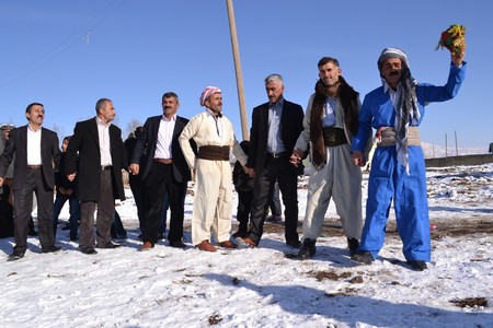 Hakkari'nin Yüksekova ilçesinde 12-13-11.2011 Kasım Dünya evine giren bazı çiftlerimizi sizler için sayfamıza taşıdık. Yüksekova Güncel ailesi olarak tüm çiftlerimize mutluluklar dileriz.