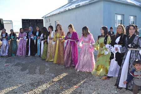 Hakkari'nin Yüksekova ilçesinde 12-13-11.2011 Kasım Dünya evine giren bazı çiftlerimizi sizler için sayfamıza taşıdık. Yüksekova Güncel ailesi olarak tüm çiftlerimize mutluluklar dileriz.