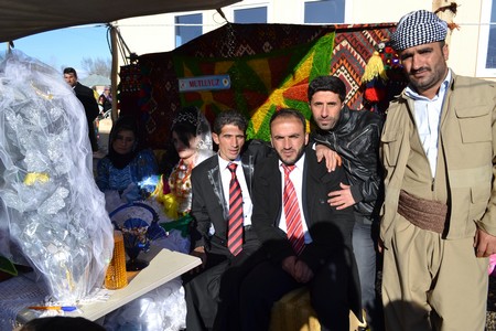 Hakkari'nin Yüksekova ilçesinde 12-13-11.2011 Kasım Dünya evine giren bazı çiftlerimizi sizler için sayfamıza taşıdık. Yüksekova Güncel ailesi olarak tüm çiftlerimize mutluluklar dileriz.