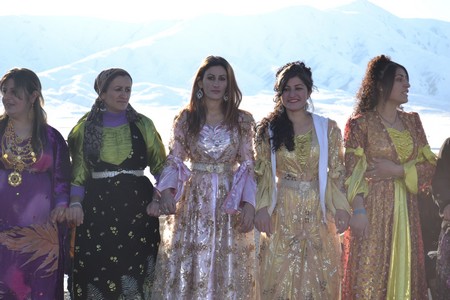 Hakkari'nin Yüksekova ilçesinde 12-13-11.2011 Kasım Dünya evine giren bazı çiftlerimizi sizler için sayfamıza taşıdık. Yüksekova Güncel ailesi olarak tüm çiftlerimize mutluluklar dileriz.