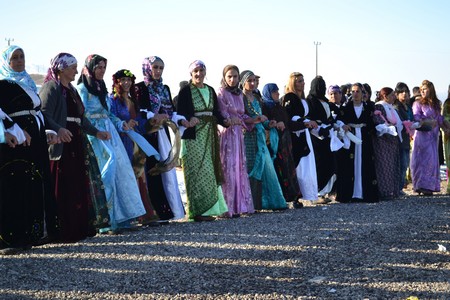 Hakkari'nin Yüksekova ilçesinde 12-13-11.2011 Kasım Dünya evine giren bazı çiftlerimizi sizler için sayfamıza taşıdık. Yüksekova Güncel ailesi olarak tüm çiftlerimize mutluluklar dileriz.