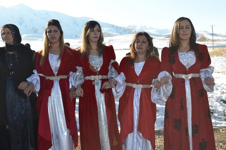 Hakkari'nin Yüksekova ilçesinde 12-13-11.2011 Kasım Dünya evine giren bazı çiftlerimizi sizler için sayfamıza taşıdık. Yüksekova Güncel ailesi olarak tüm çiftlerimize mutluluklar dileriz.