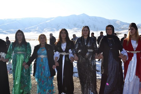 Hakkari'nin Yüksekova ilçesinde 12-13-11.2011 Kasım Dünya evine giren bazı çiftlerimizi sizler için sayfamıza taşıdık. Yüksekova Güncel ailesi olarak tüm çiftlerimize mutluluklar dileriz.