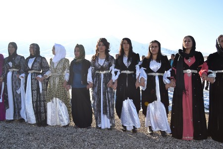 Hakkari'nin Yüksekova ilçesinde 12-13-11.2011 Kasım Dünya evine giren bazı çiftlerimizi sizler için sayfamıza taşıdık. Yüksekova Güncel ailesi olarak tüm çiftlerimize mutluluklar dileriz.
