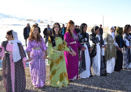 Hakkari'nin Yüksekova ilçesinde 12-13-11.2011 Kasım Dünya evine giren bazı çiftlerimizi sizler için sayfamıza taşıdık. Yüksekova Güncel ailesi olarak tüm çiftlerimize mutluluklar dileriz.