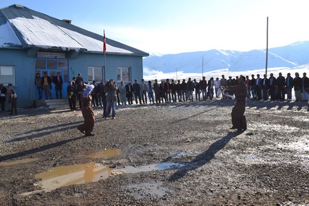 Hakkari'nin Yüksekova ilçesinde 12-13-11.2011 Kasım Dünya evine giren bazı çiftlerimizi sizler için sayfamıza taşıdık. Yüksekova Güncel ailesi olarak tüm çiftlerimize mutluluklar dileriz.
