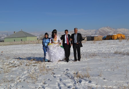 Hakkari'nin Yüksekova ilçesinde 12-13-11.2011 Kasım Dünya evine giren bazı çiftlerimizi sizler için sayfamıza taşıdık. Yüksekova Güncel ailesi olarak tüm çiftlerimize mutluluklar dileriz.