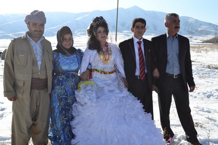 Hakkari'nin Yüksekova ilçesinde 12-13-11.2011 Kasım Dünya evine giren bazı çiftlerimizi sizler için sayfamıza taşıdık. Yüksekova Güncel ailesi olarak tüm çiftlerimize mutluluklar dileriz.