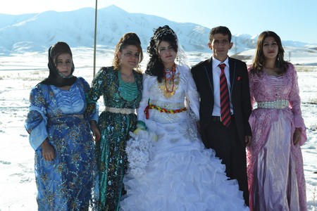 Hakkari'nin Yüksekova ilçesinde 12-13-11.2011 Kasım Dünya evine giren bazı çiftlerimizi sizler için sayfamıza taşıdık. Yüksekova Güncel ailesi olarak tüm çiftlerimize mutluluklar dileriz.