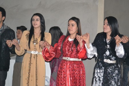 Hakkari'nin Yüksekova ilçesinde 12-13-11.2011 Kasım Dünya evine giren bazı çiftlerimizi sizler için sayfamıza taşıdık. Yüksekova Güncel ailesi olarak tüm çiftlerimize mutluluklar dileriz.