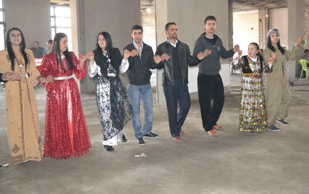 Hakkari'nin Yüksekova ilçesinde 12-13-11.2011 Kasım Dünya evine giren bazı çiftlerimizi sizler için sayfamıza taşıdık. Yüksekova Güncel ailesi olarak tüm çiftlerimize mutluluklar dileriz.