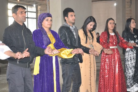 Hakkari'nin Yüksekova ilçesinde 12-13-11.2011 Kasım Dünya evine giren bazı çiftlerimizi sizler için sayfamıza taşıdık. Yüksekova Güncel ailesi olarak tüm çiftlerimize mutluluklar dileriz.