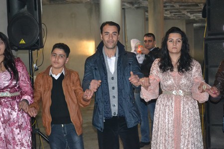 Hakkari'nin Yüksekova ilçesinde 12-13-11.2011 Kasım Dünya evine giren bazı çiftlerimizi sizler için sayfamıza taşıdık. Yüksekova Güncel ailesi olarak tüm çiftlerimize mutluluklar dileriz.